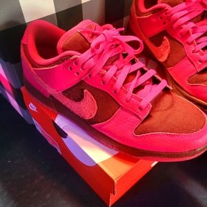 NIKE Dunk Valentine's Day Pink Men Size 10.5 Women Size 12